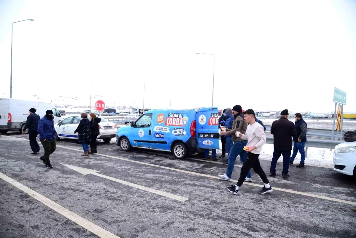 Kahramankazan Belediyesi\'nden yolda kalan sürücülere çorba ikramı