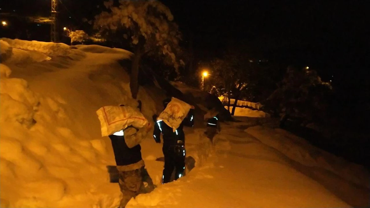 Kahramanmaraş\'ta karın yolunu kapattığı ailenin biten yakacağını jandarma sağladı