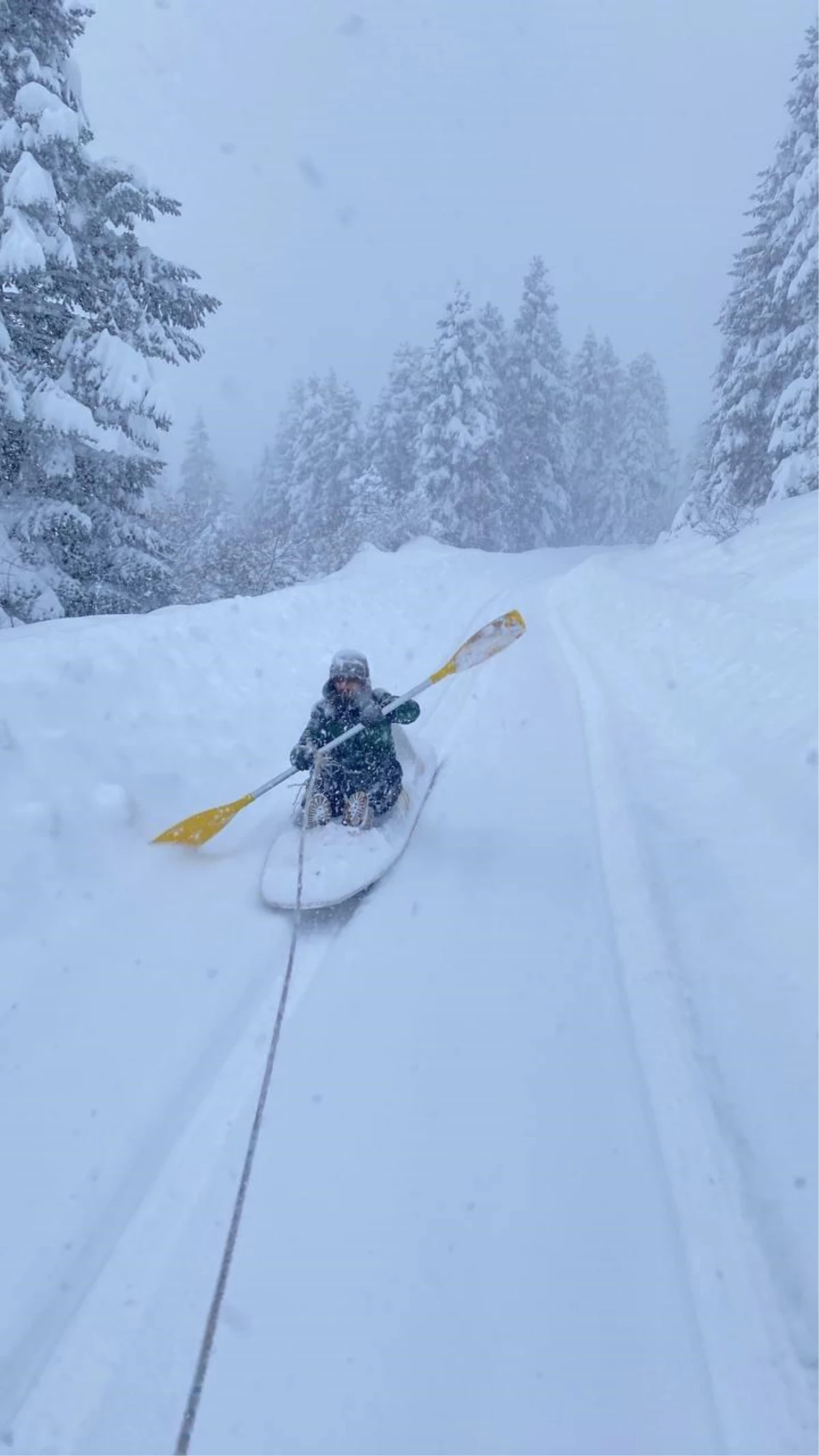 Kano ile karda "ekstrem" kayak keyfi yaptı