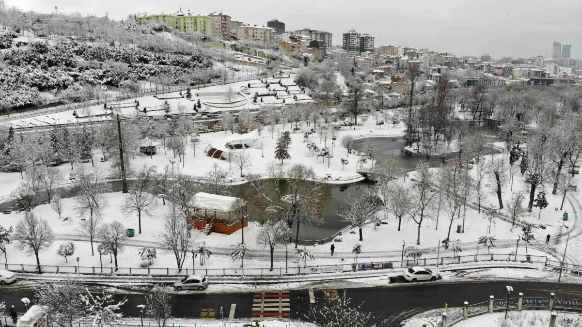 Kar esaretindeki İstanbul\'da karın tadını çıkarttılar
