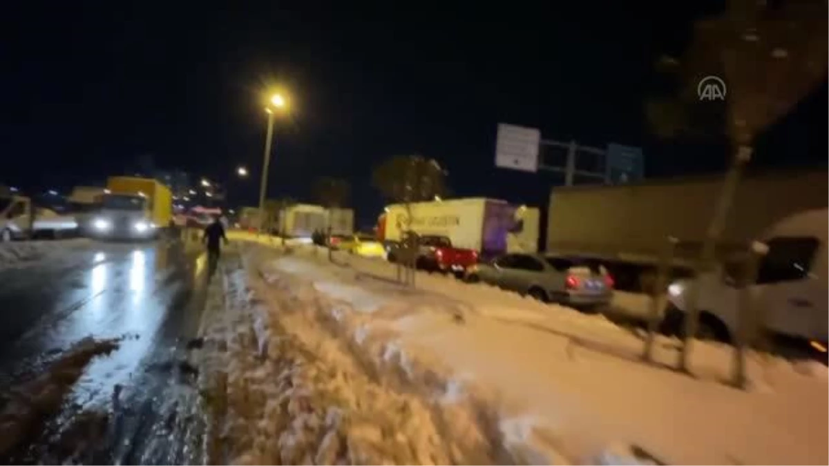Kar nedeniyle yolda kalan araçların kaldırılmasına devam ediliyor
