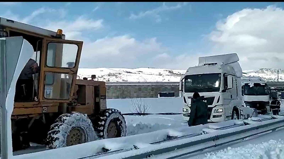 Karda mahsur kalan tırlar iş makineleriyle kurtarılıyor