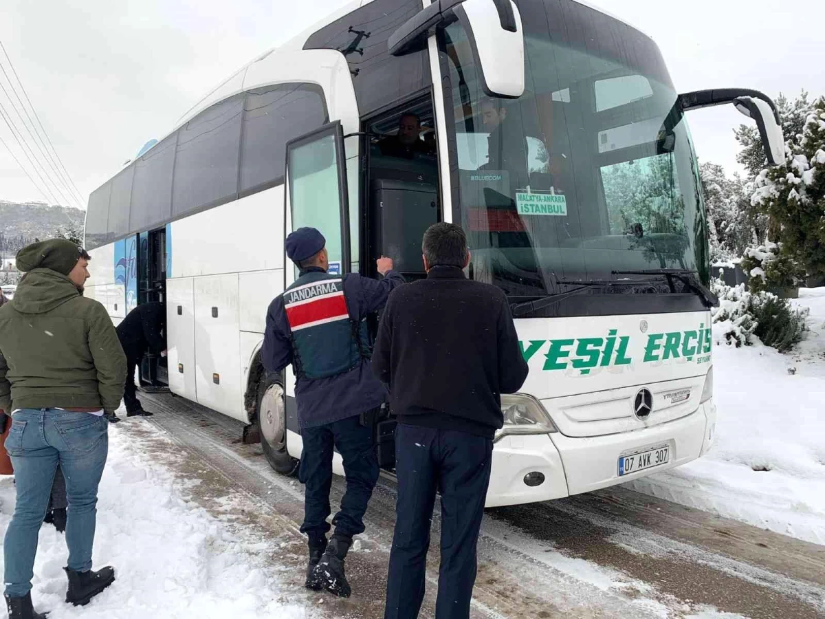 Karda mahsur kalan yolcular Altınova\'da misafir edildi