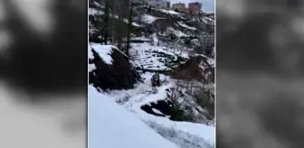 Son dakika gündem: Kardan ambulansın ulaşamadığı köyde hasta ve sağlıkçılar kepçeyle taşındı