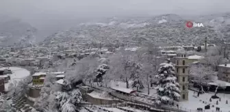 Karlar altındaki saat kulesi böyle görüntülendi