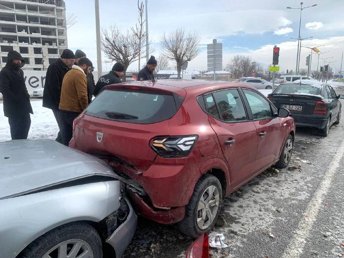 Kayseri\'de zincirleme kaza: 2 yaralı