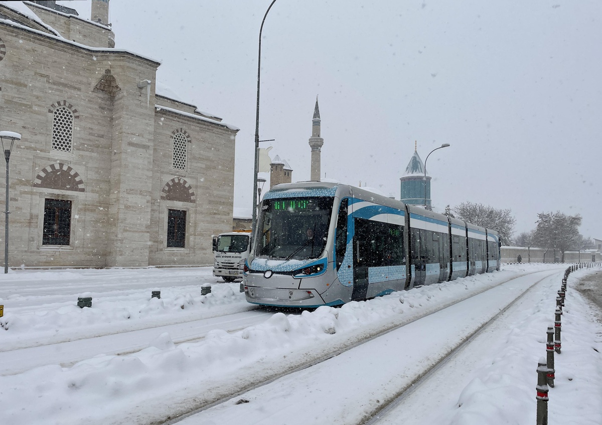 Konya\'da ulaşımın açık kalması için tuzlama çalışmaları devam ediyor