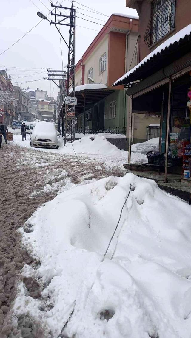 Kopan elektrik telinin üzerine basan 9 yaşındaki çocuk akıma kapıldı