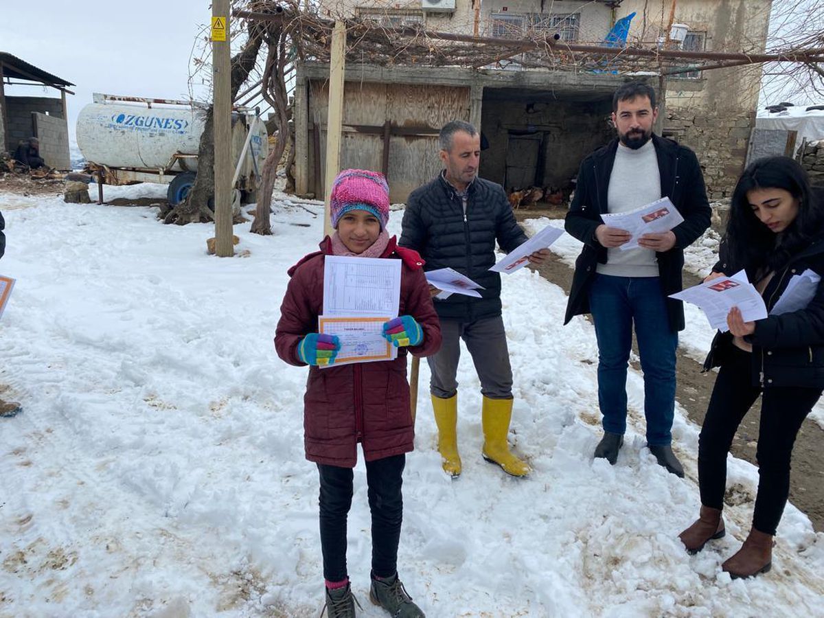 Kozluk'ta kardan okula gidemeyen öğrencilerin karneleri evlerine götürüldü