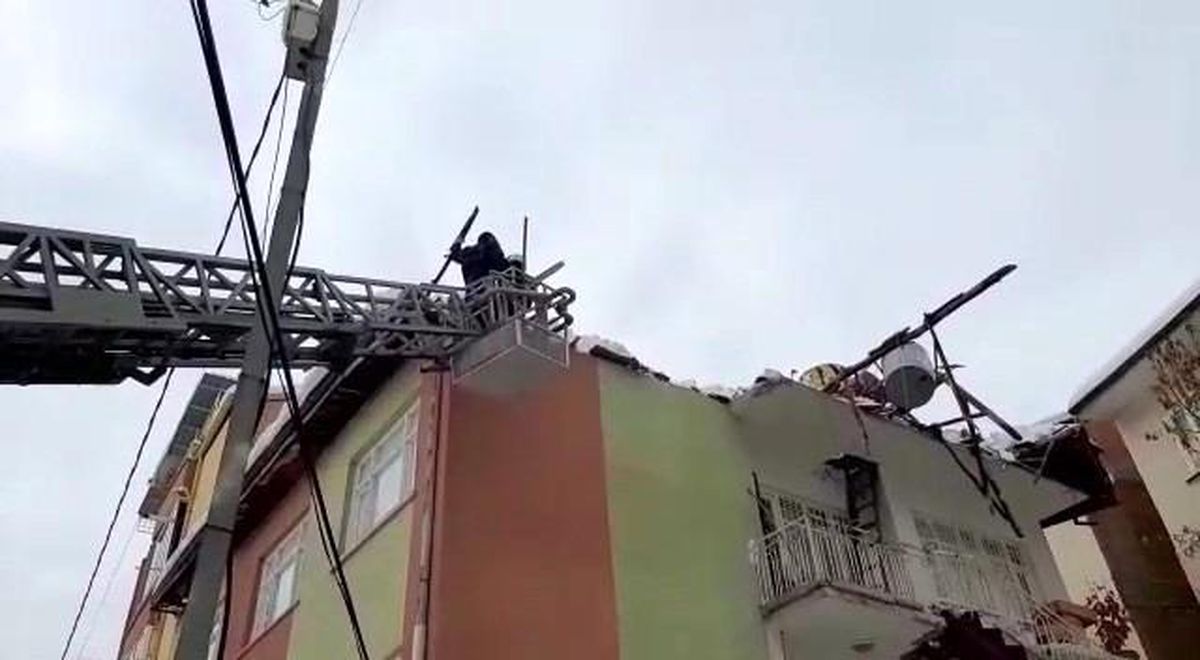 Malatya'da kar kütlesini taşıyamayan iki evin çatısında çökme meydana geldi