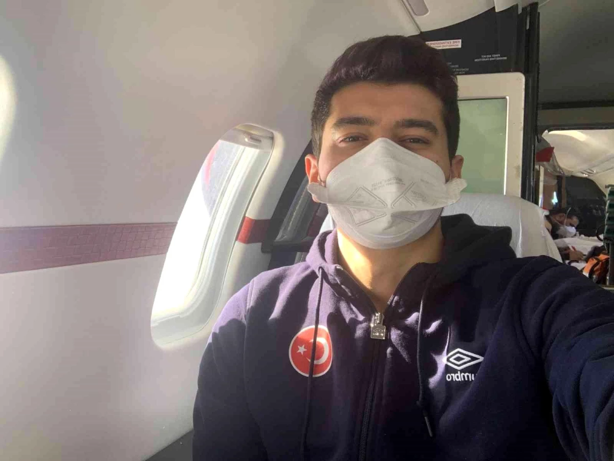 Milli oyuncu Alperen Arabacı, ambulans uçakla İstanbul\'a geldi