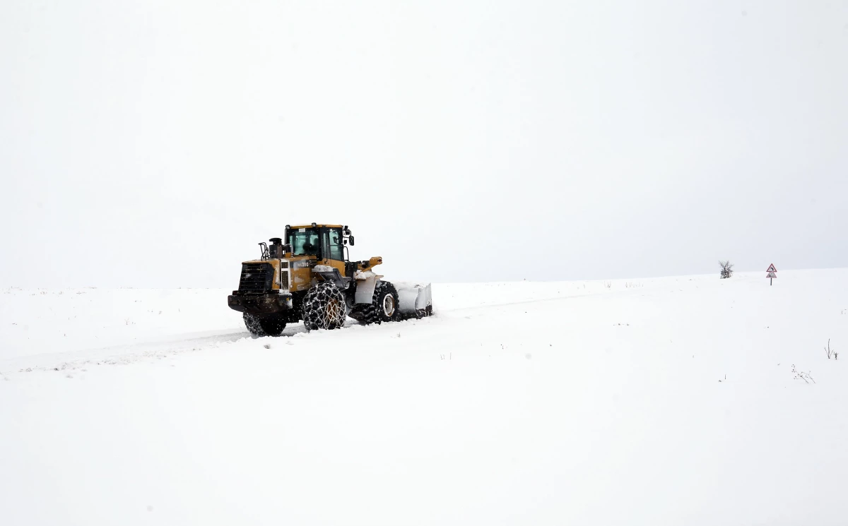 Muş\'ta "kar kaplanları" sorunsuz ulaşım için mücadele veriyor