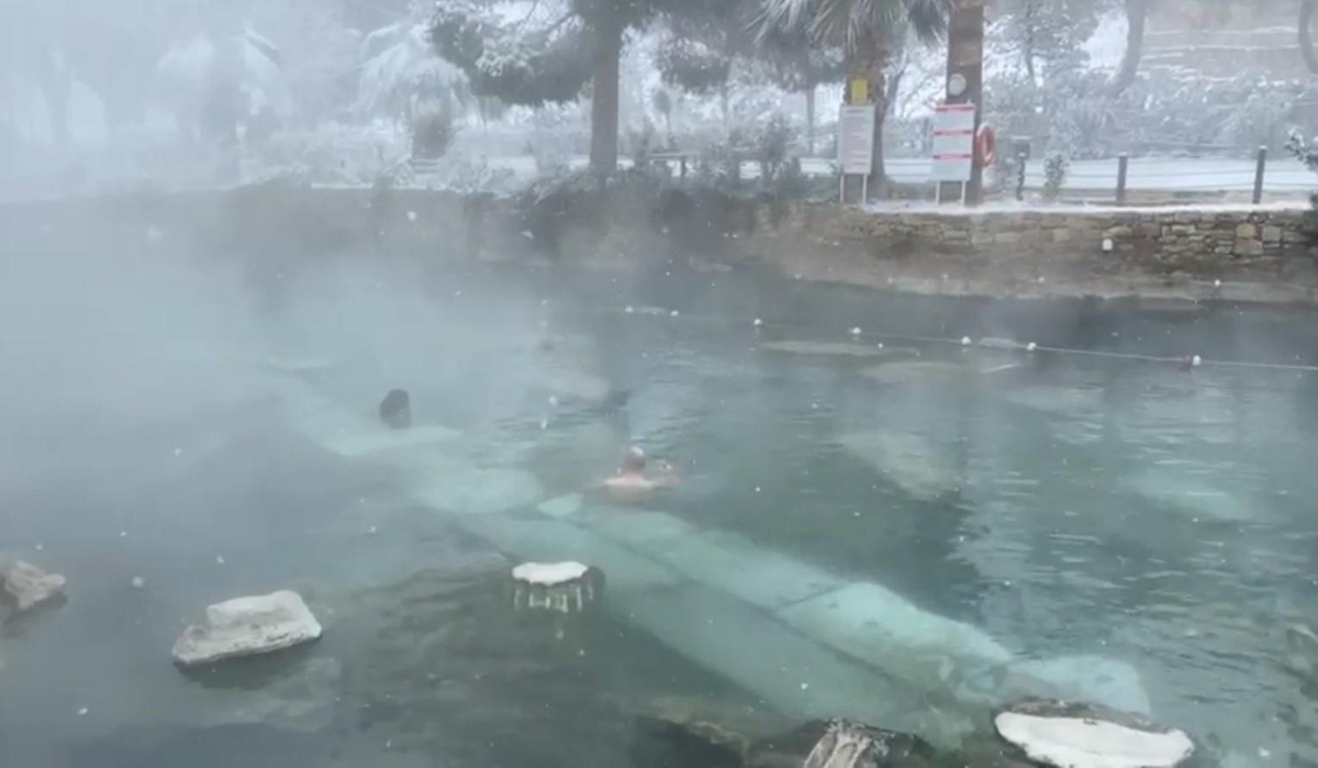 Pamukkale\'de 30 santimetre karda yüzme keyfi