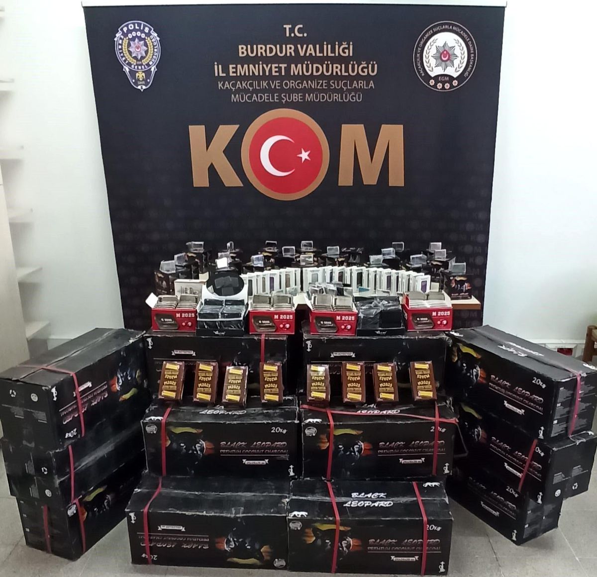 Son dakika haberi... Polis ekipleri durdurdukları araçta onlarca kaçak ürün yakaladı