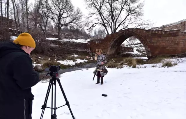 Sanatçı Gürhan Ötün, 1071 ruhunu anlatan türkünün klip çekimlerini Ahlat'ta yaptı