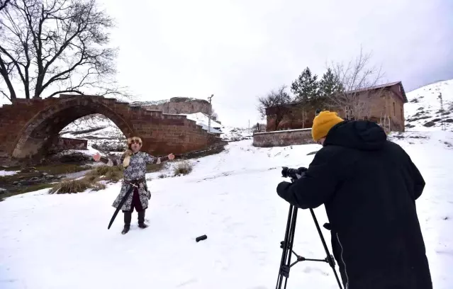 Sanatçı Gürhan Ötün, 1071 ruhunu anlatan türkünün klip çekimlerini Ahlat'ta yaptı