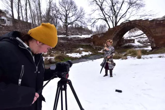 Sanatçı Gürhan Ötün, 1071 ruhunu anlatan türkünün klip çekimlerini Ahlat'ta yaptı