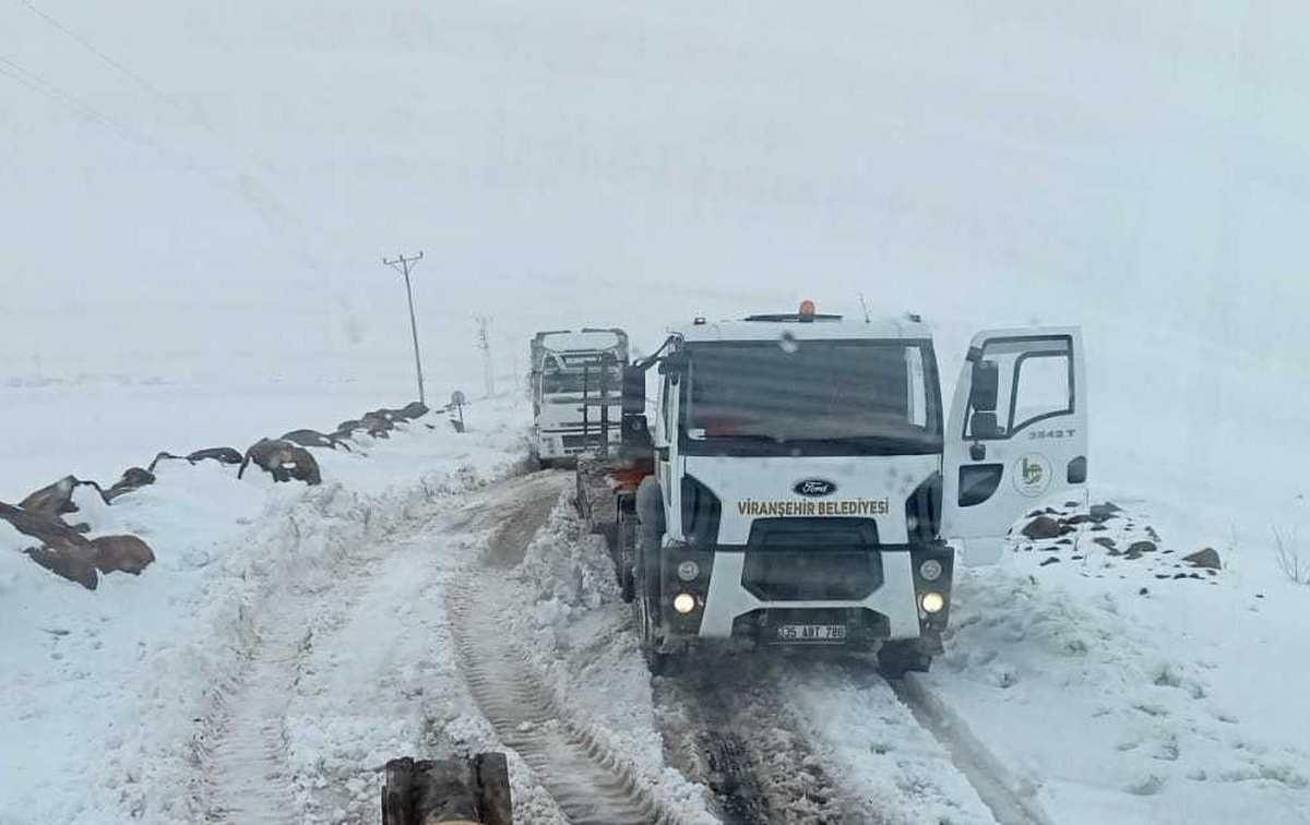 Şanlıurfa\'da kardan kapanan 67 mahallenin yolunu açma çalışmaları sürüyor