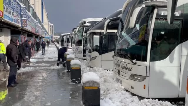 Şehirler arası otobüs seferleri durduruldu - 15 Temmuz Şehitler Otogarı'nda bekleyen vatandaşlar