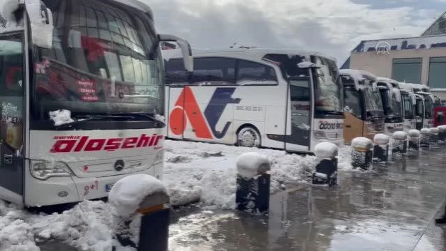 Şehirler arası otobüs seferleri durduruldu - 15 Temmuz Şehitler Otogarı'nda bekleyen vatandaşlar