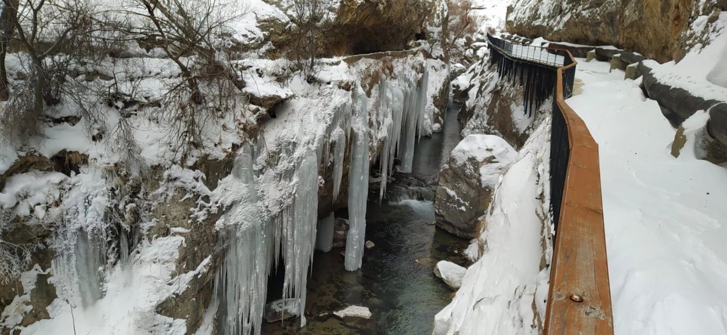 Sivas Türkiye\'nin en soğuk yeri oldu, kanyonda buz sarkıtları oluştu