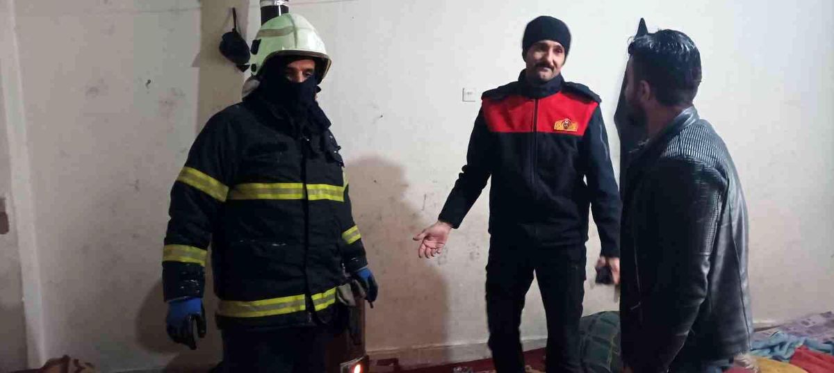 Siyah dumanların yükseldiği ev ekipleri harekete geçirdi