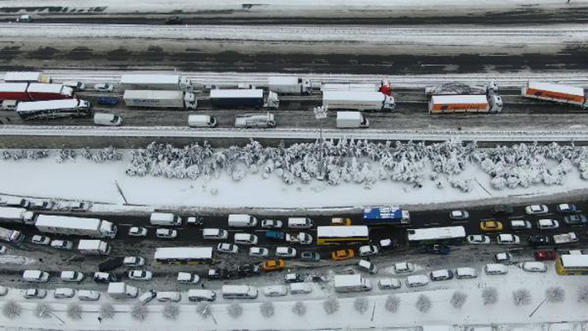 Snowy night in Istanbul: Cars stranded on the roads