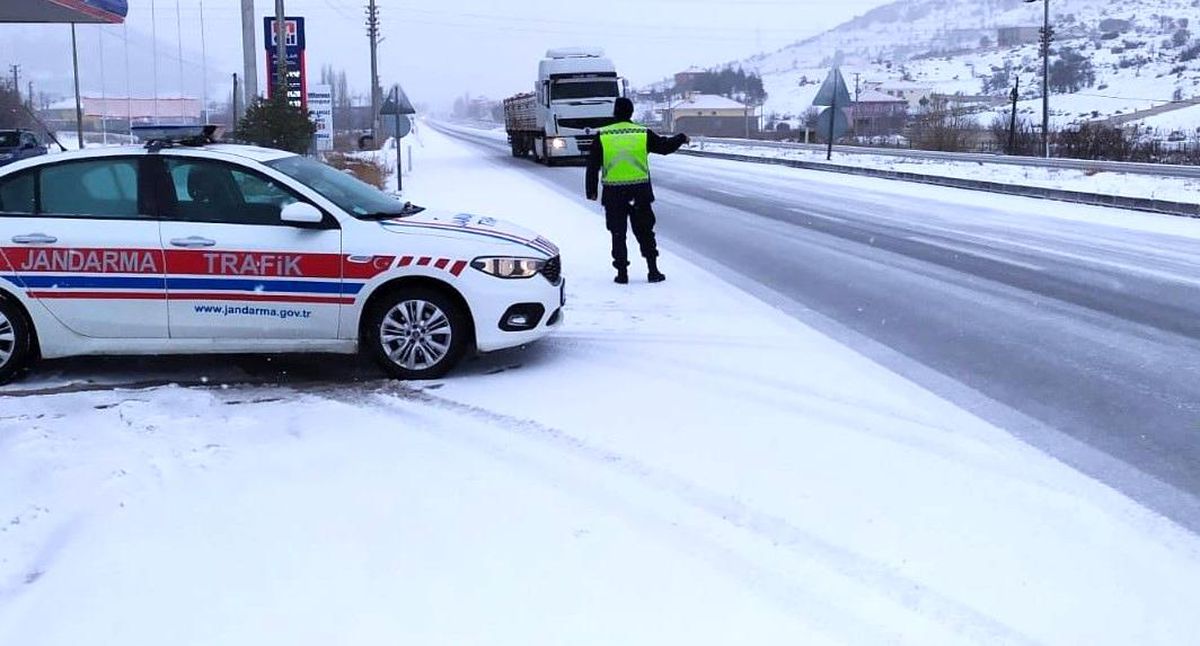 Sürücülerin sıkıntı yaşamamaları için jandarma sürekli devriye gezdi