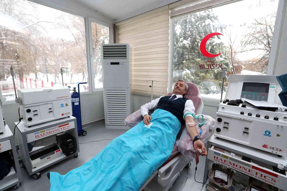 Tahmazoğlu kan vererek kan bağışı çağrısında bulundu