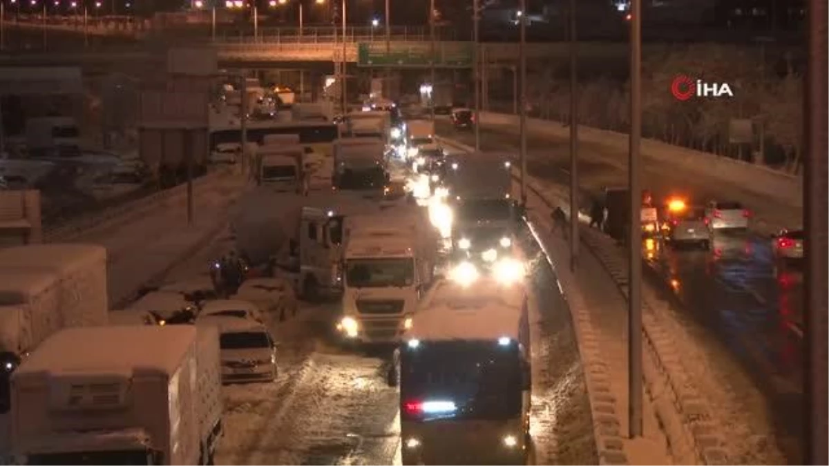 TEM otoyolu Mahmutbey gişelerde trafik kontrollü olarak sağlanıyor