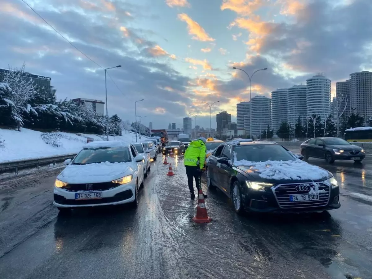 Trafiğe çıkan özel araçlar Avrasya Tüneli\'ne yönlendirildi