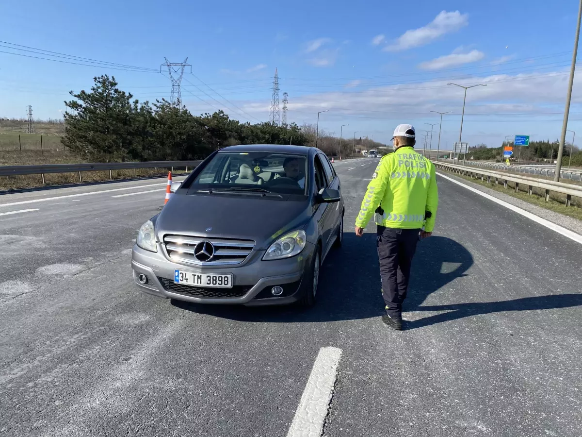 Trakya\'dan İstanbul\'a araç geçişine kar nedeniyle izin verilmiyor