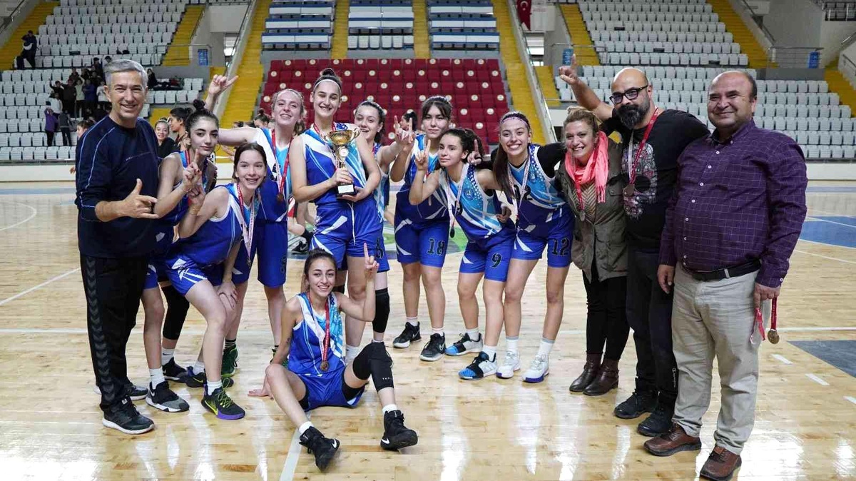 Turgutlu Lisesinin perileri adını yarı finale yazdırdı