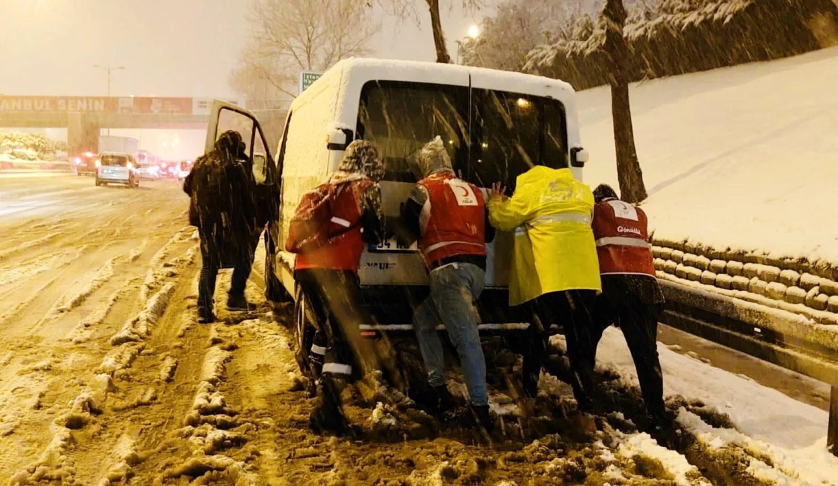 Türk Kızılay ekipleri, İstanbul\'daki kar yağışından etkilenen vatandaşlara destek oluyor