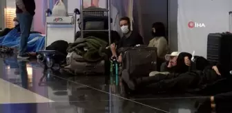 Uçuşu iptal olan yolcular geceyi terminalde geçiriyor