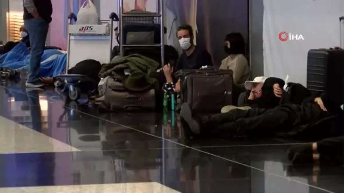 Uçuşu iptal olan yolcular geceyi terminalde geçiriyor