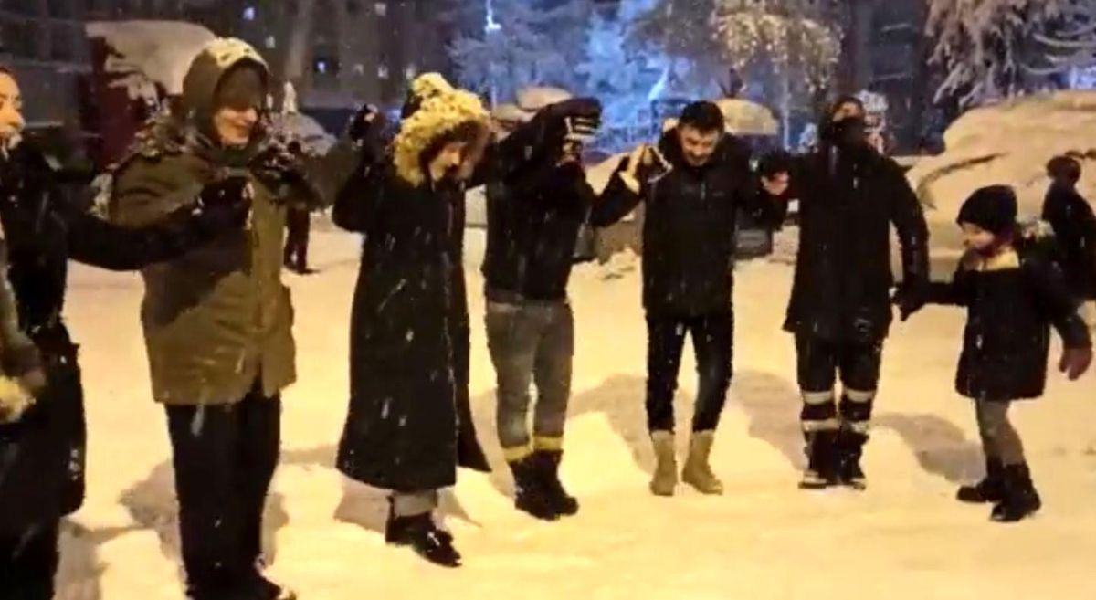 Ümraniye\'de kar üstünde horon keyfi