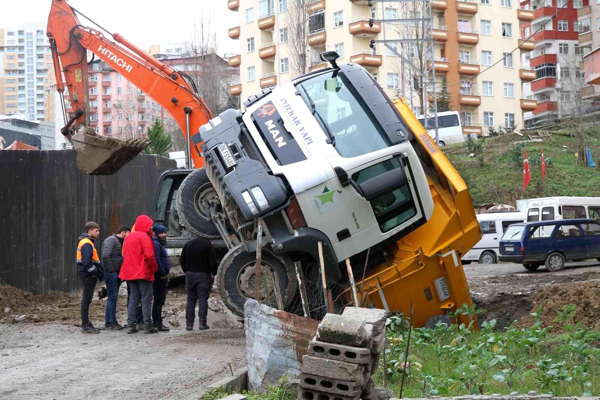 Üstünden yol geçen dere yatağı çökünce kamyon içerisine düştü