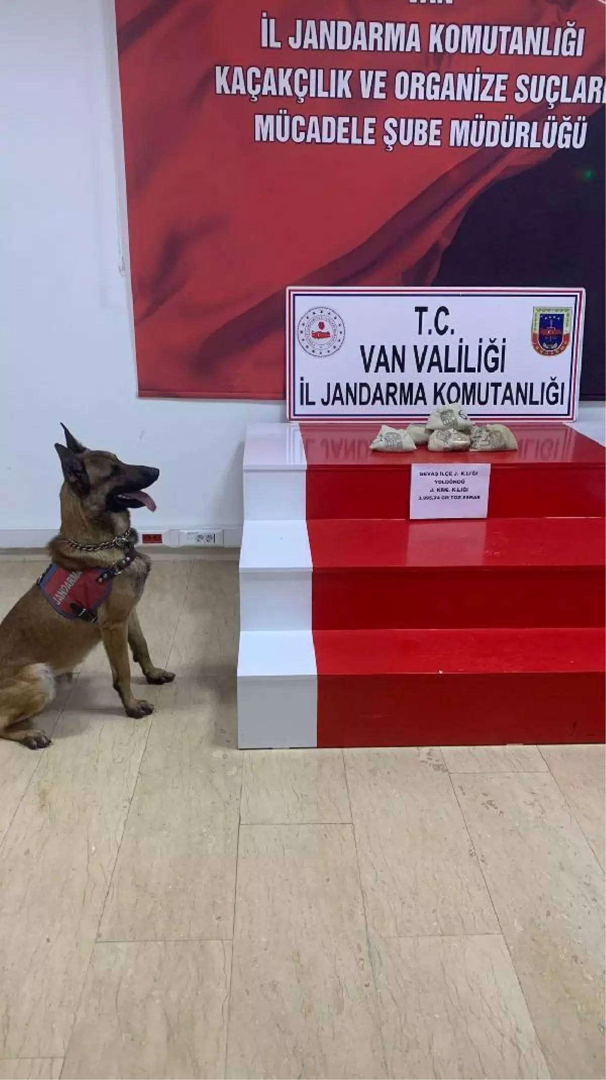 Van\'da, kamyonet kasasında 3 kilo 995 gram esrar ele geçirildi