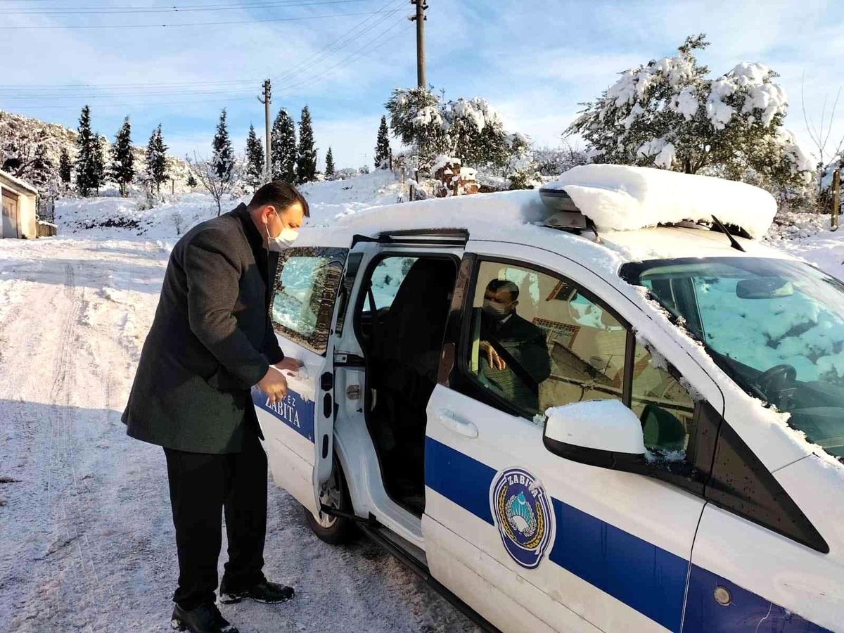 Yaşlı adamın yardımına zabıta ekipleri koştu