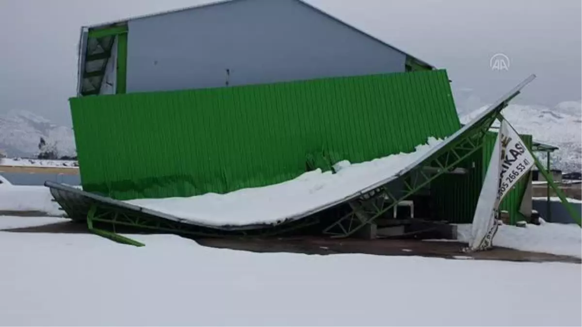 Yoğun kar yağışı sonucu fabrikanın çatısı çöktü