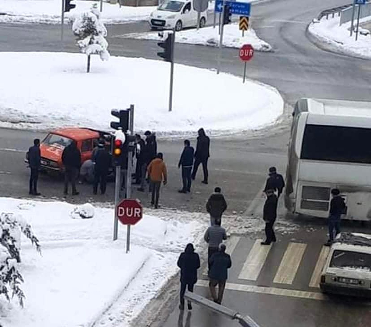 Yolcu otobüsü ile otomobil çarpıştı
