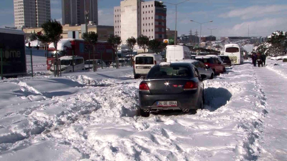 Yolda bırakılan araçlar trafiği durdurdu