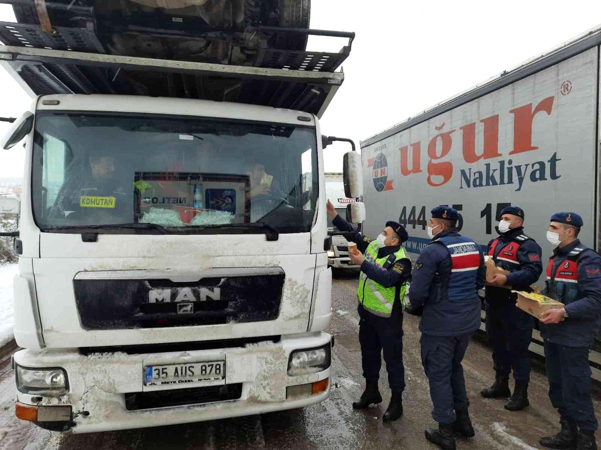 Yolda kalanlara yiyecek ve içecek yardımı