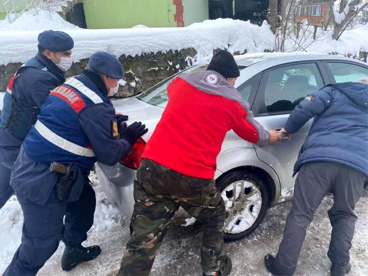 Son dakika haberi! Yolda kalanları jandarma kurtarıyor