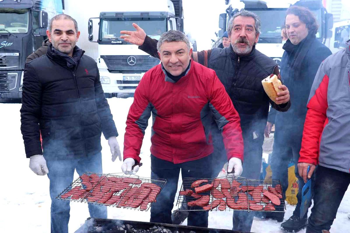Yolda mahsur kalan tır sürücüleri için mangal kurdular