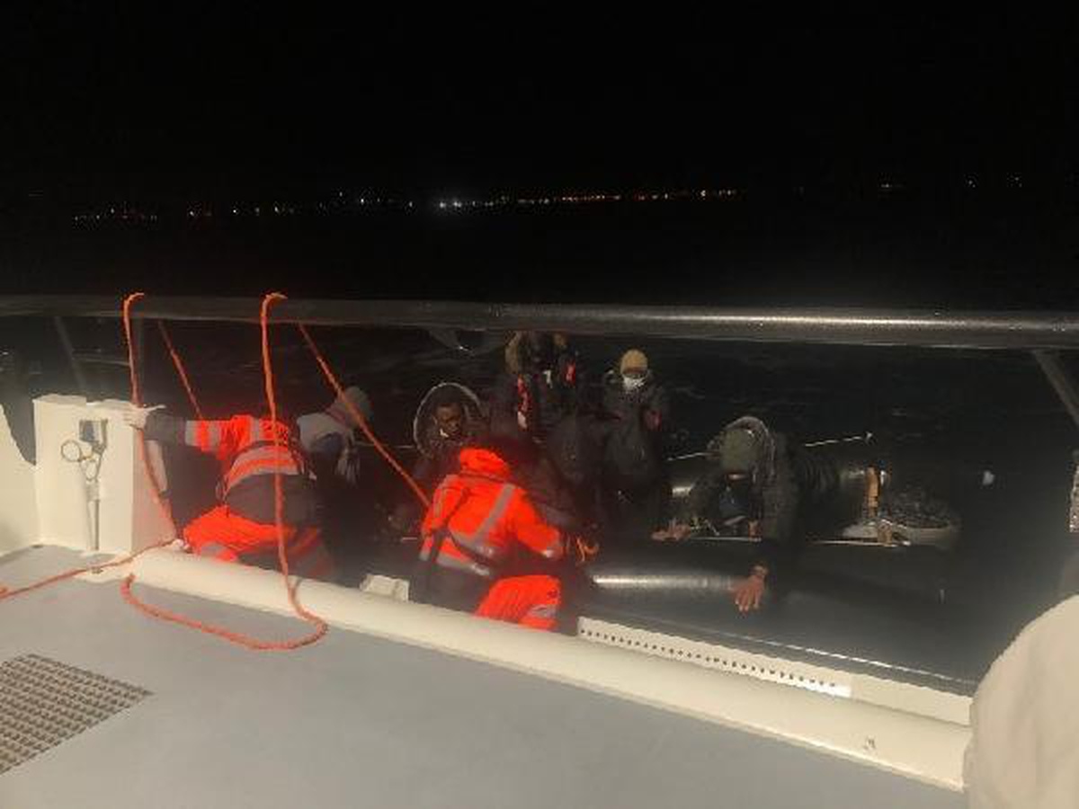 Yunanistan\'ın geri ittiği bottaki 10 kaçak göçmen kurtarıldı
