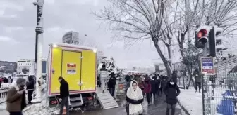 Zeytinburnu Belediyesi'nden toplu ulaşım araçlarını kullanan vatandaşlara sıcak çorba ikramı