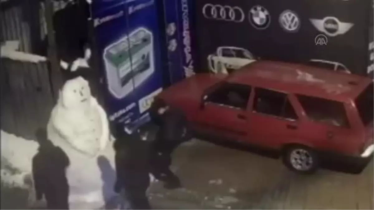 3 kişinin kardan adamları tekmelemesi kameralara yansıdı