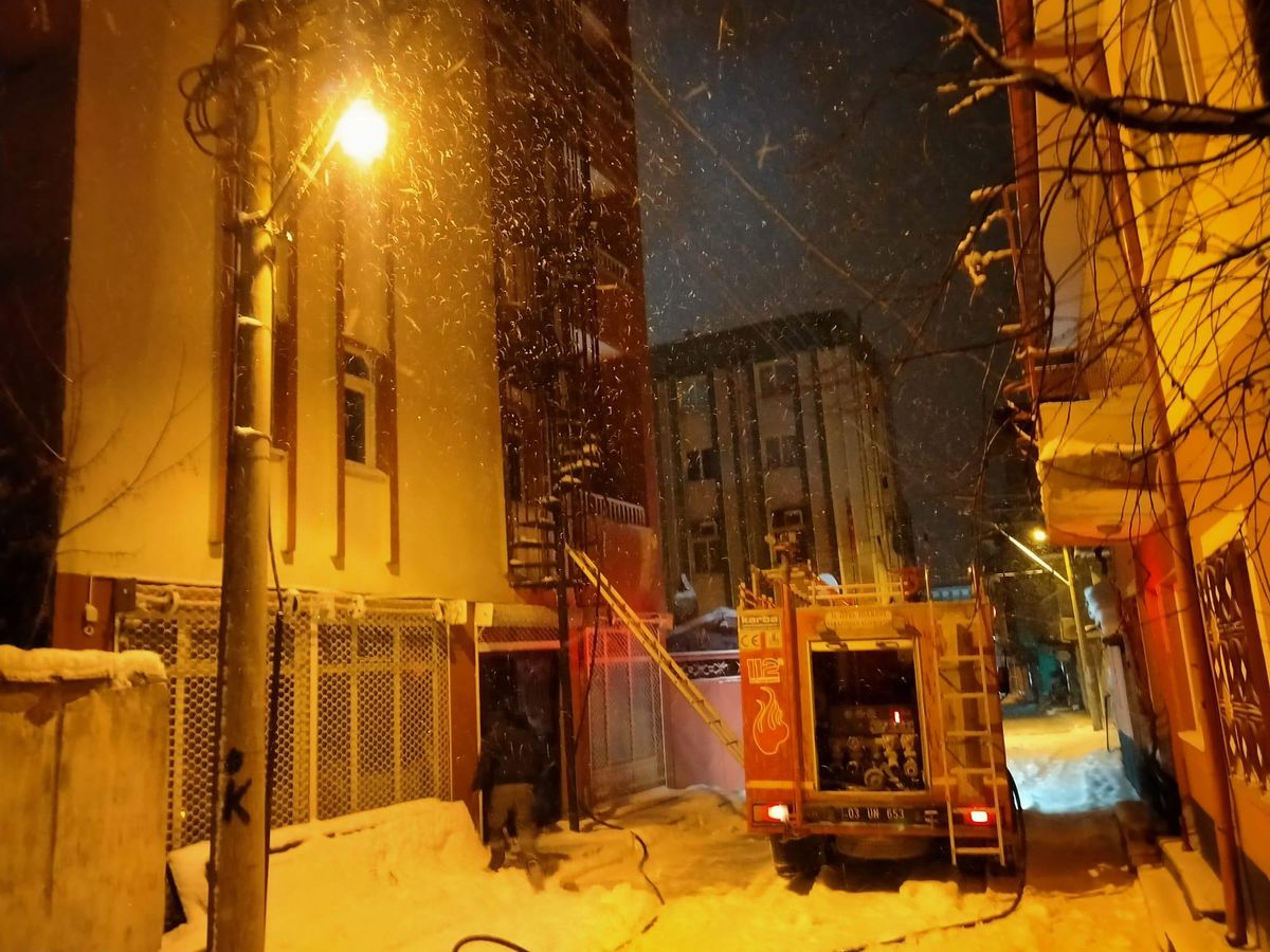 Son dakika haberi | Afyonkarahisar\'da otelin çatısında çıkan yangın söndürüldü